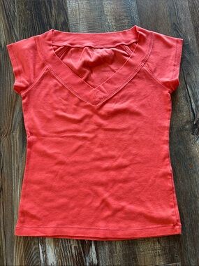 Hem Coral V-Neck Cap Sleeve Tee